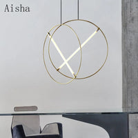 suspension design moderne en forme danneau doré pour intérieur élégant