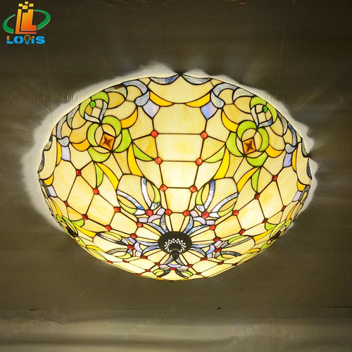 plafonnier vitrail style tiffany créatif pour intérieur élégant