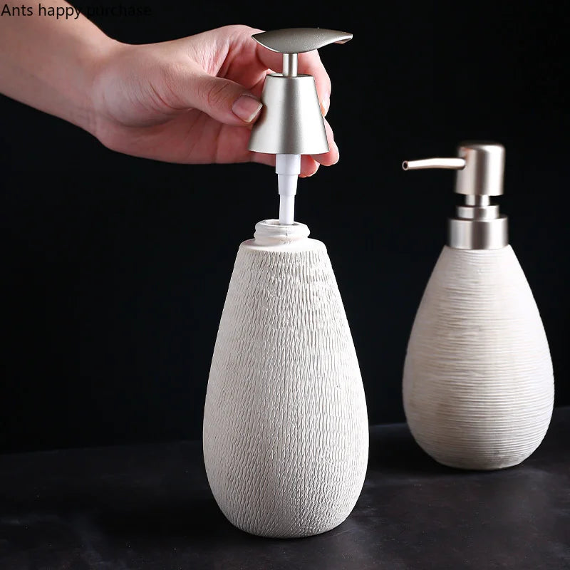 bouteille en céramique pour lotion gel douche et savon - vue 3 sur 11