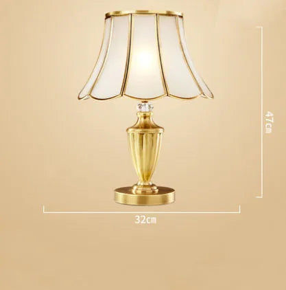lampadaire en verre et cuivre pour intérieur élégant