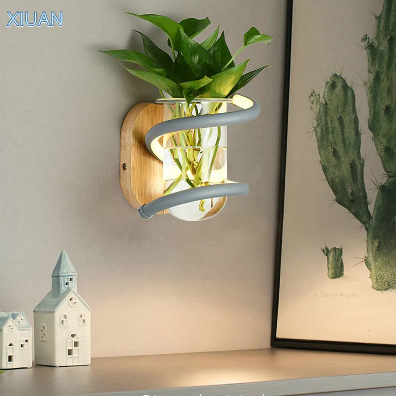 Applique murale nordique en bois avec plante verte - vue 1 sur 9