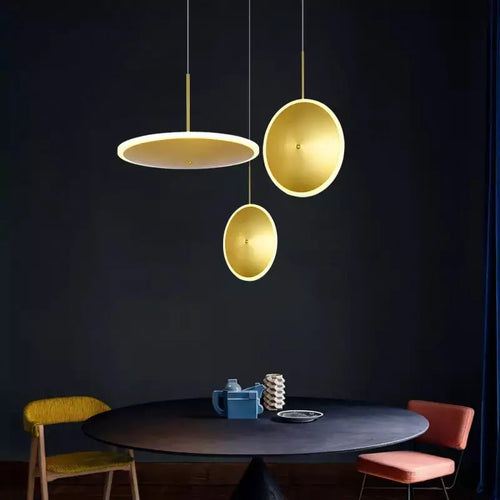 suspension ronde en métal doré au design ufo - vue 5 sur 12