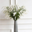 branche de mimosa artificielle avec feuilles de palmier tropicales