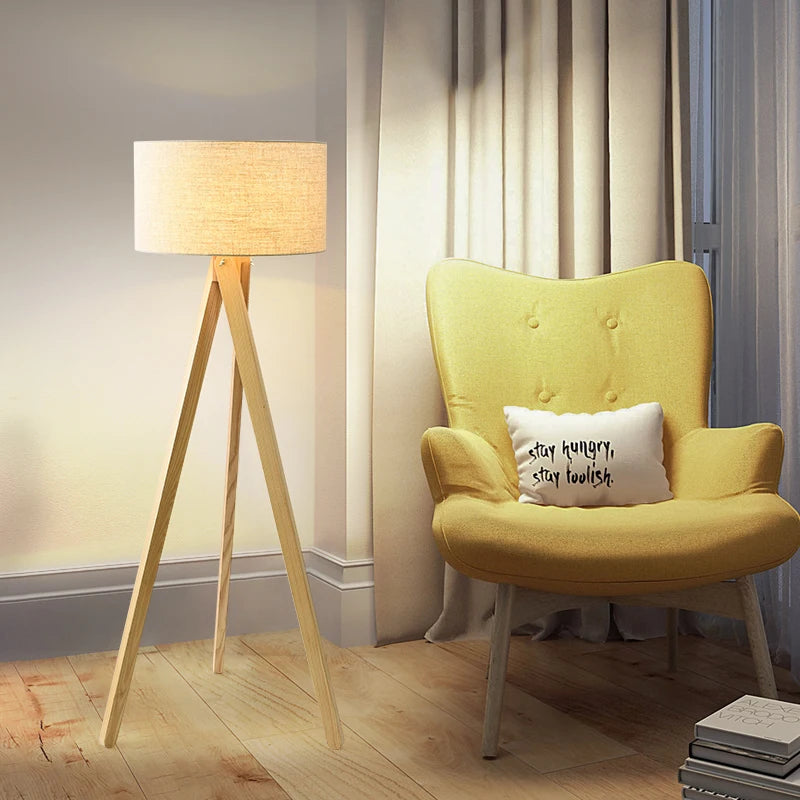 lampadaire nordique en bois massif avec interrupteur à pied lumineux - vue 4 sur 8