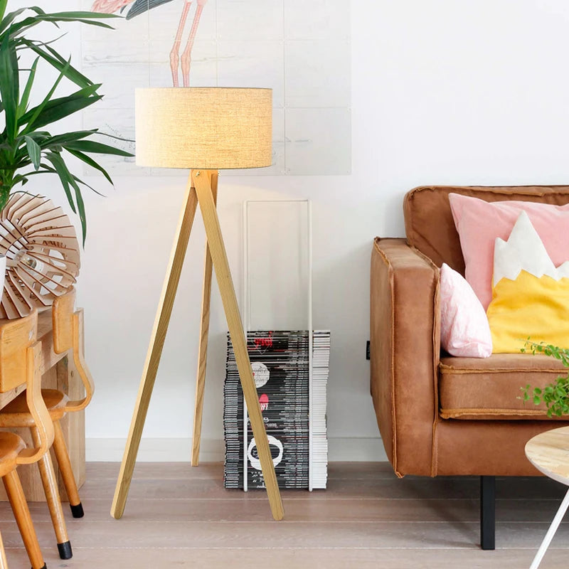 lampadaire nordique en bois massif avec interrupteur à pied lumineux - vue 3 sur 8