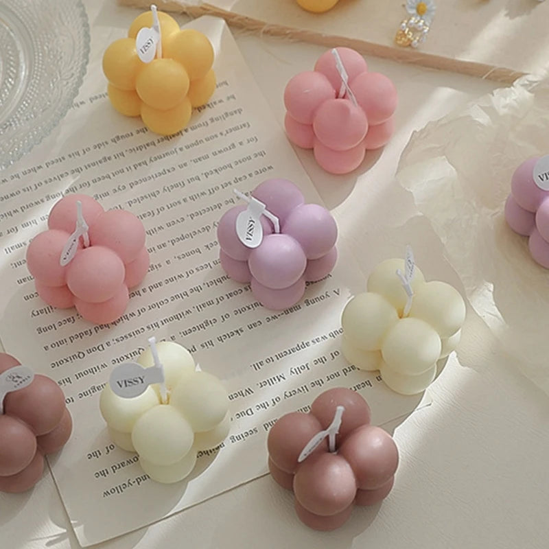 petite bougie parfumée en mini cube pour décorations festives - vue 3 sur 11
