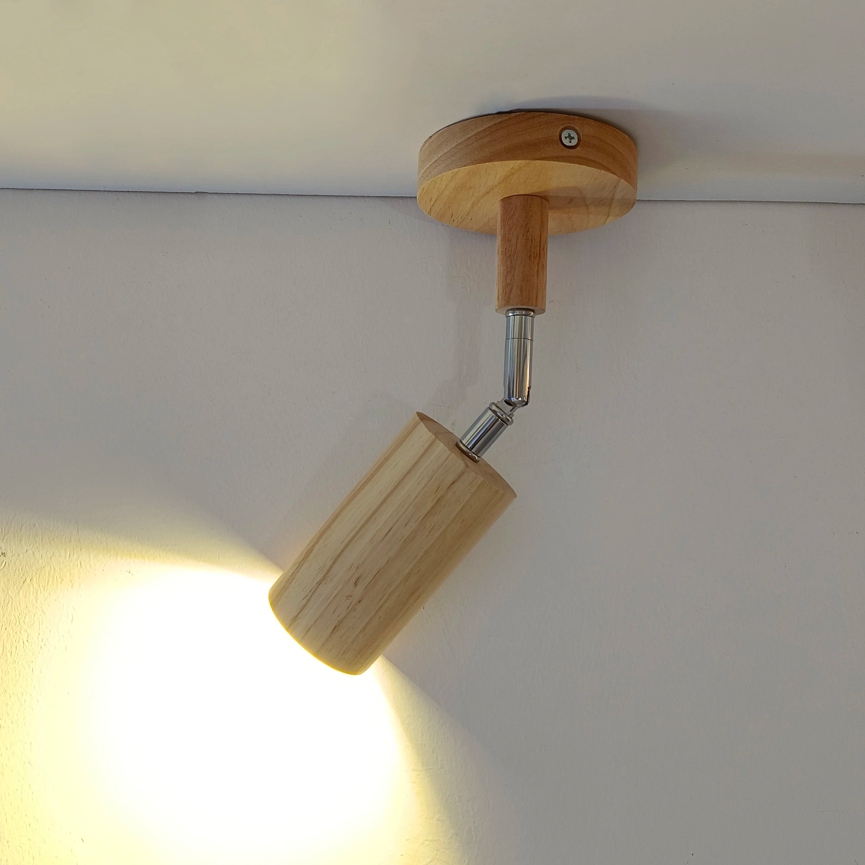 plafonnier led moderne en bois avec projecteur sur rail - vue 4 sur 10