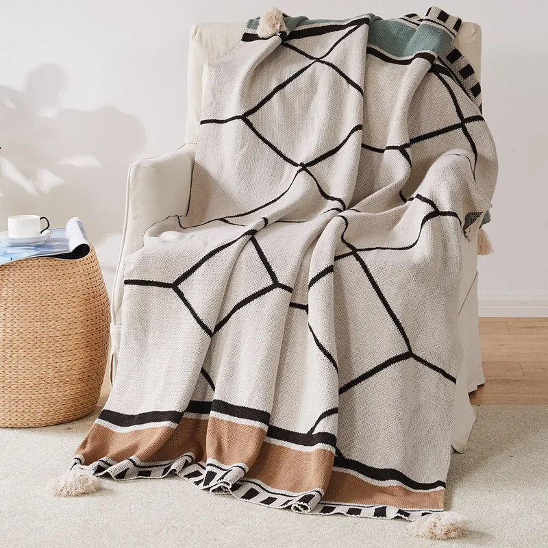 Plaid tricot motif geometrique boheme avec pompons doux