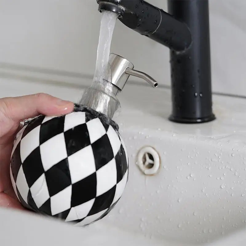 distributeur de savon moderne en damier pour cuisine et salle de bain - vue 2 sur 6