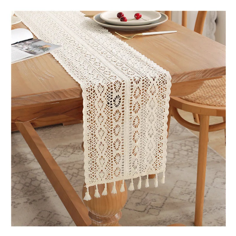Chemin de table beige dentelle crochet vintage pompons