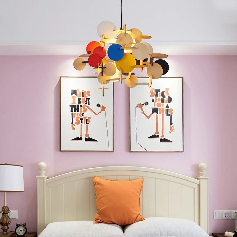 lustre moderne en bois nordique avec éclairage coloré décoratif