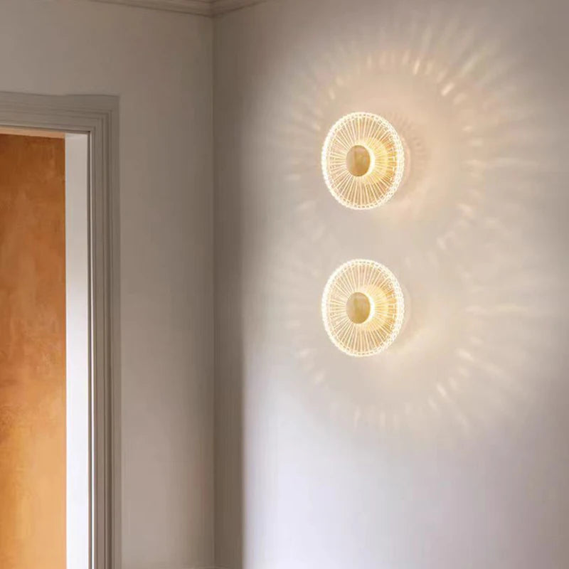 applique murale led design en acrylique et laiton doré pour intérieur - vue 1 sur 7