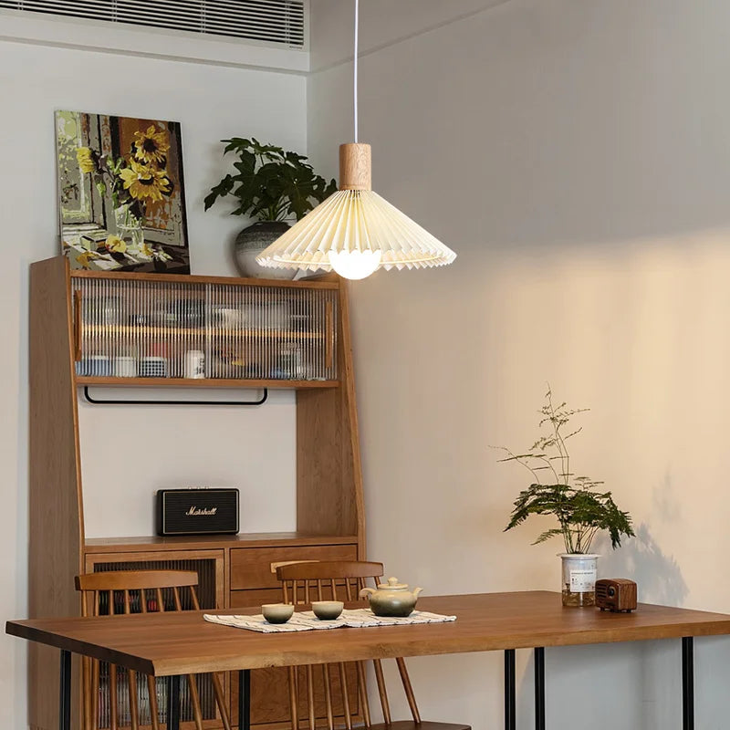 suspension moderne en tissu plissé avec base en bois - vue 3 sur 14