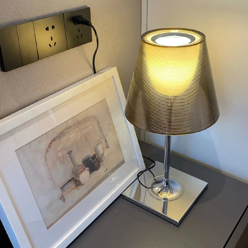 lampe à poser moderne en acrylique au design italien élégant - vue 4 sur 9