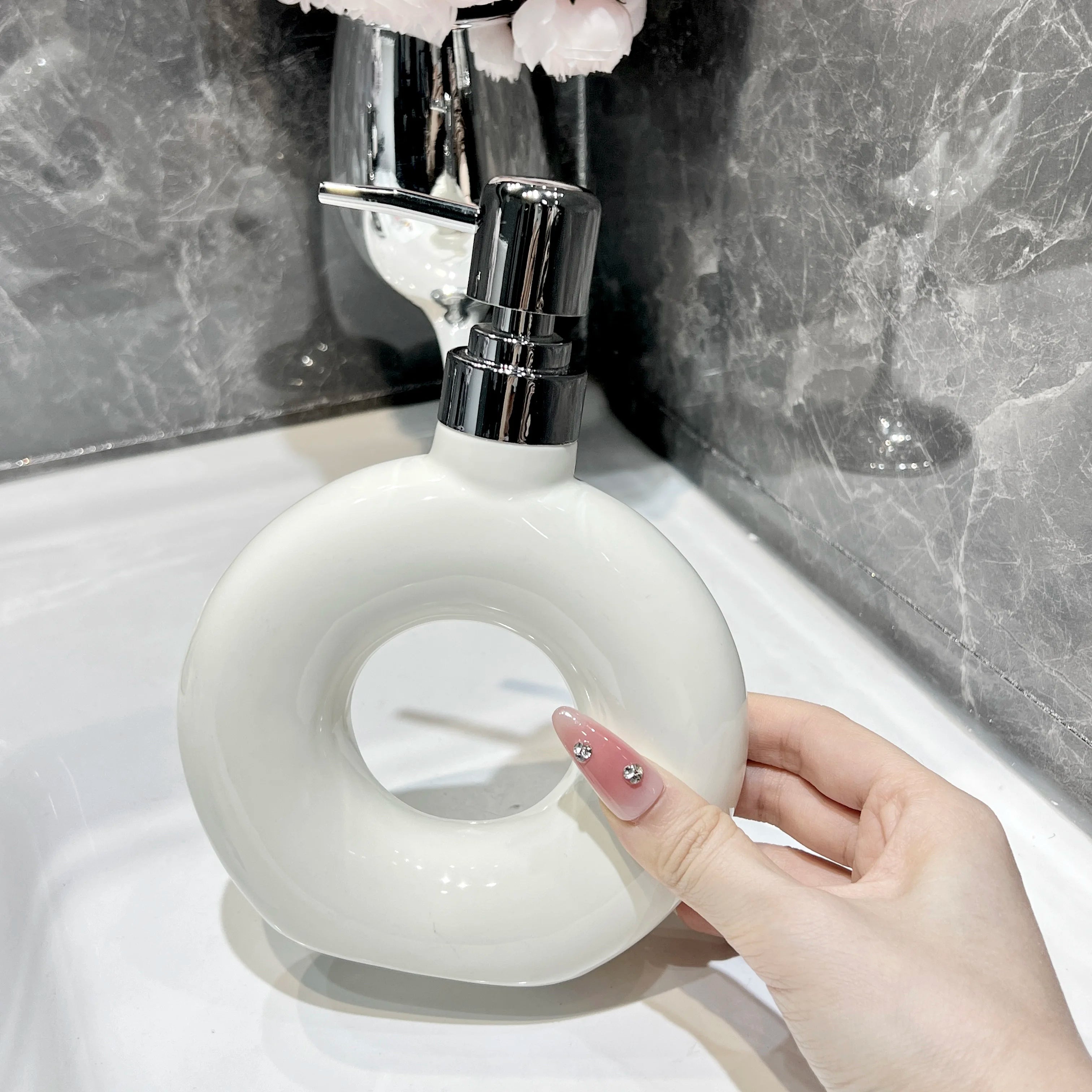 distributeur de savon céramique abstrait design pratique pour salle de bain - vue 8 sur 10
