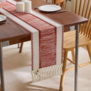 Chemin de table bohème rayures rouge beige pompons