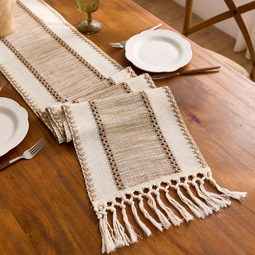 Chemin de table bohème macramé kaki à pompons - vue 4 sur 7