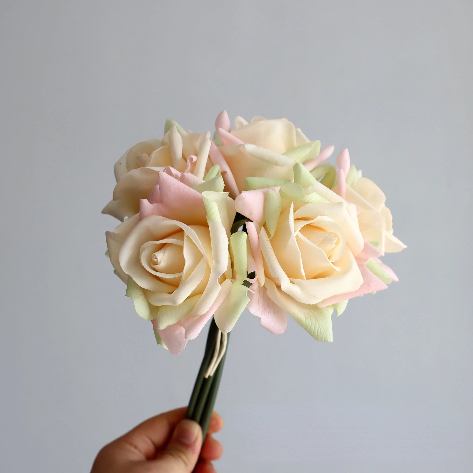 bouquet de roses artificielles à bords bouclés pour mariage et décoration - vue 10 sur 14