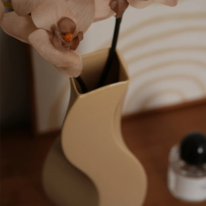 vase en céramique nordique pour décoration et arrangements floraux - vue 4 sur 11