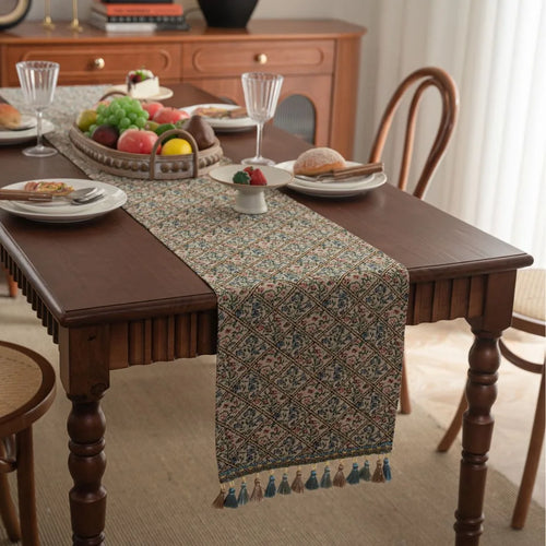 Chemin de table vert campagne motif floral pompons