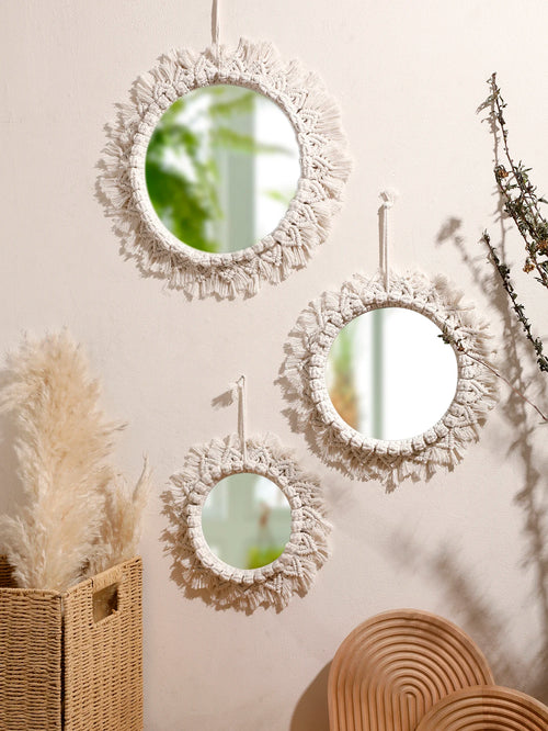 miroir suspendu en macramé décoratif avec pompons tissés - vue 3 sur 14