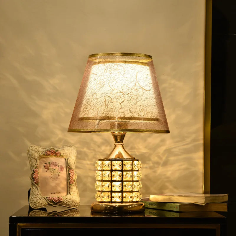 European Rubik's Cube Crystal Lamp Bedroom Bedside Household Simple, Modern, Warm, Romantic Inn Bedside Table Lamp - vue 4 sur 10