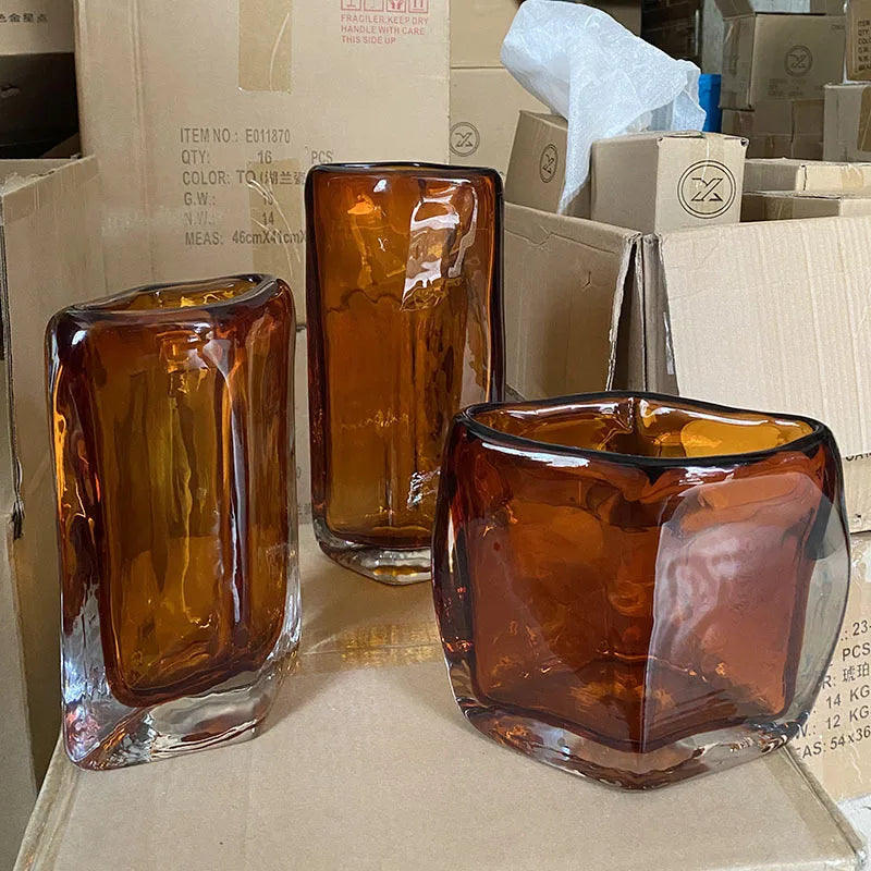 vase en verre émaillé à bouche carrée pour décor floral - vue 3 sur 9