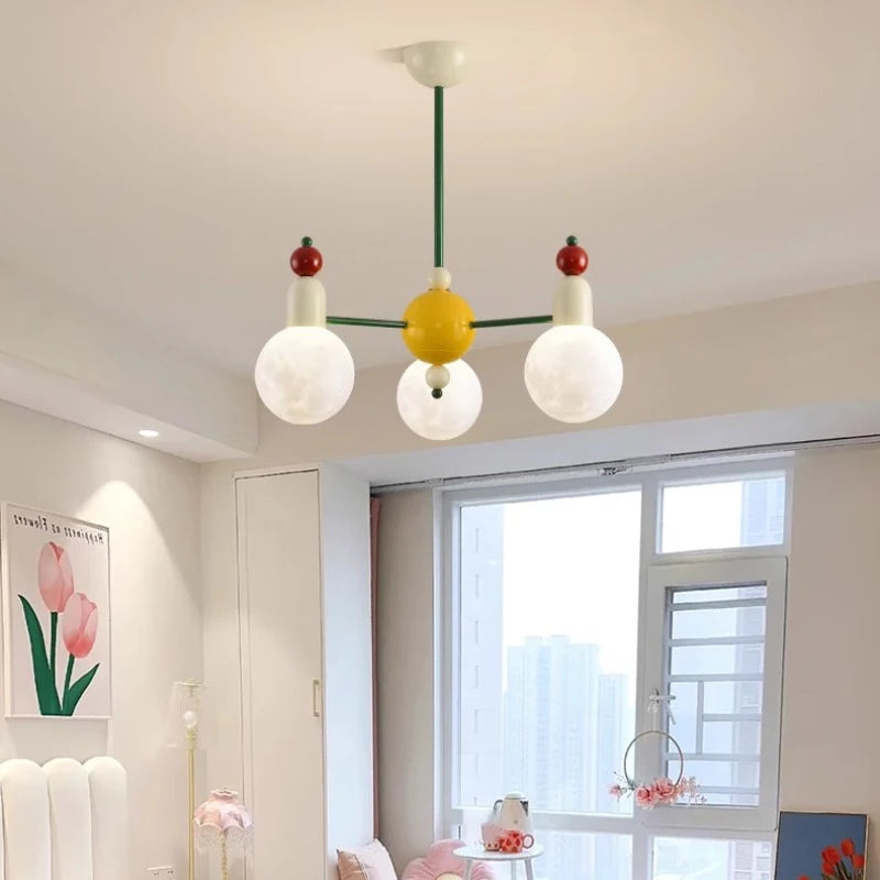 lustre moderne pour chambre d'enfants design nordique lumineux et coloré - vue 4 sur 12