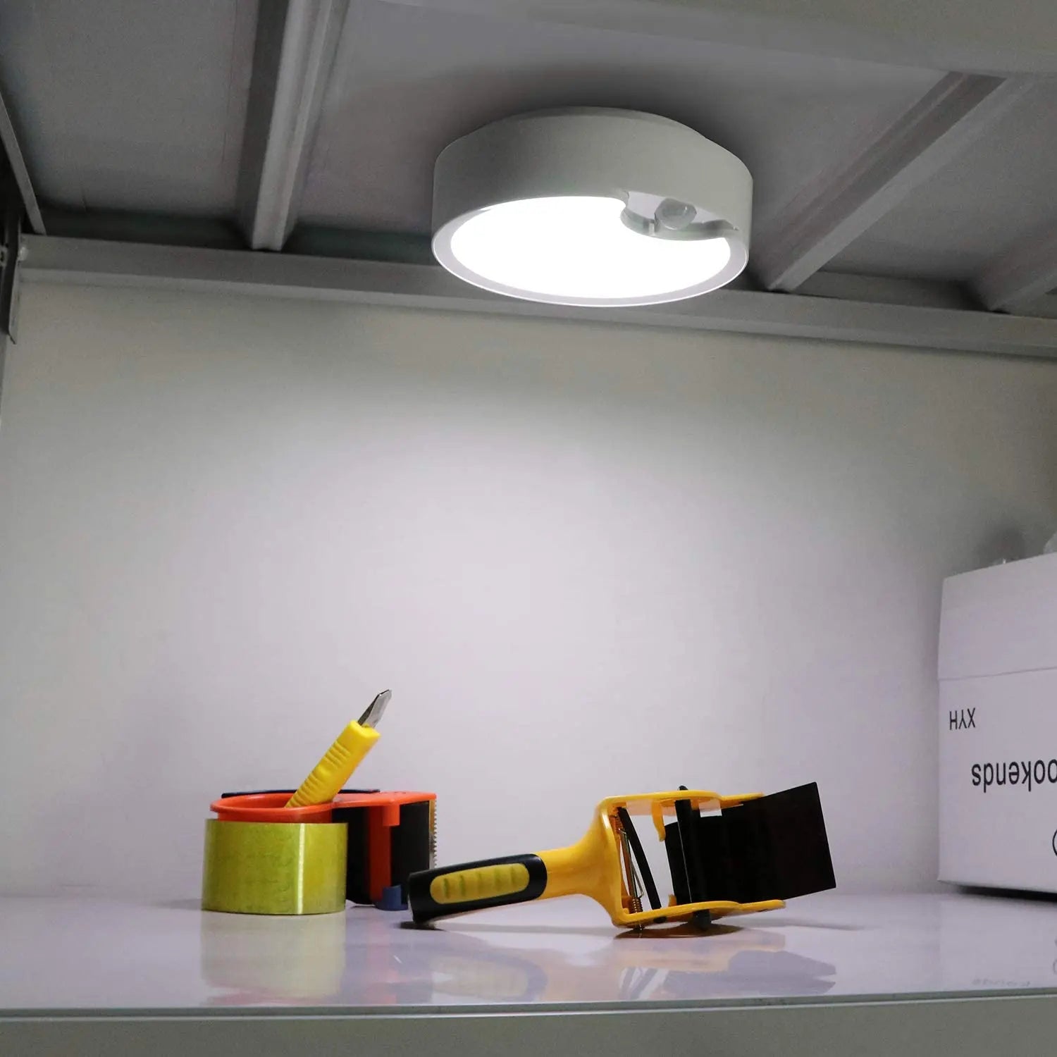 Motion Sensor Ceiling Light Battery Operated,80 LED Ultra Bright Motion Activated Indoor Light for Home Daylight - vue 4 sur 6
