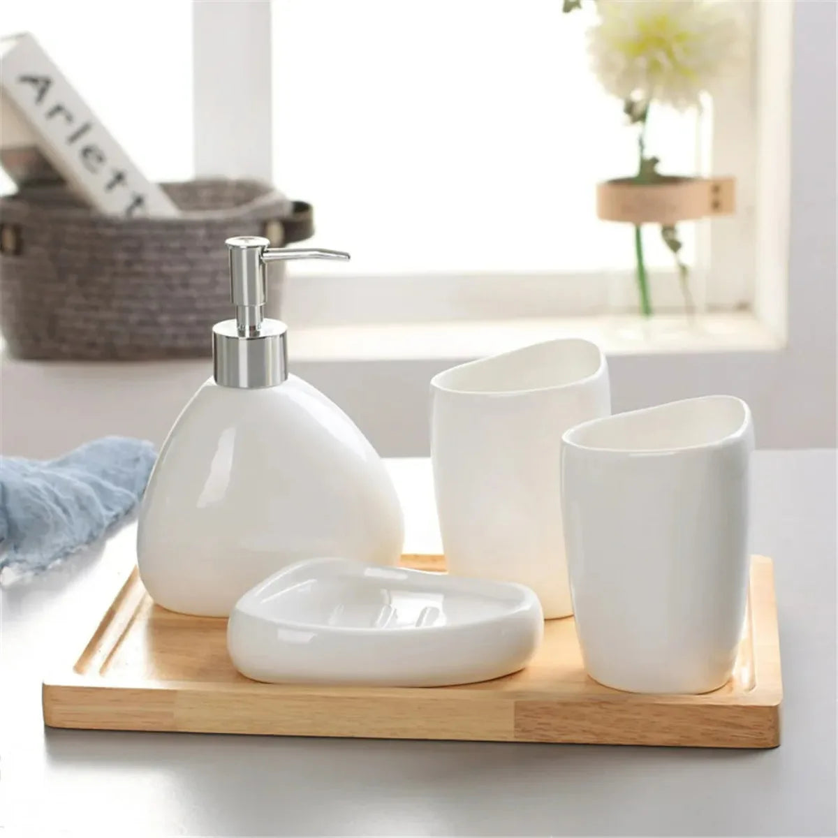 distributeur de savon en céramique nordique pour salle de bain - vue 4 sur 9