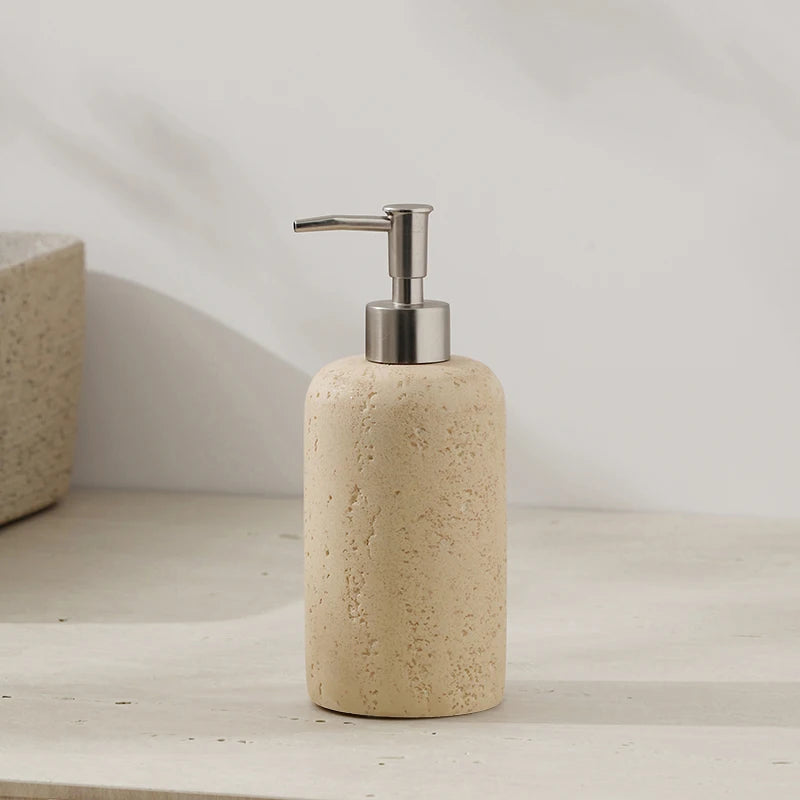 bouteille de désinfectant et accessoires de salle de bain luxe - vue 16 sur 19