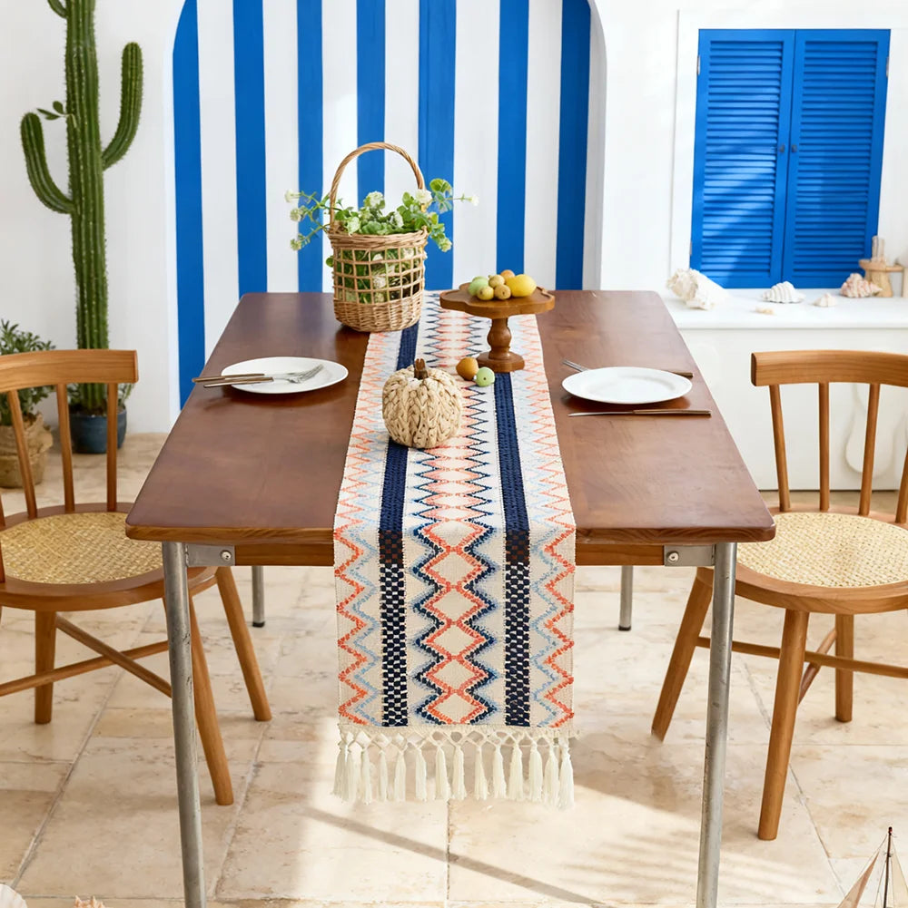 Chemin de table bohème motifs aztèques beige pompons - vue 2 sur 6