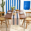 Chemin de table bohème motifs aztèques beige pompons