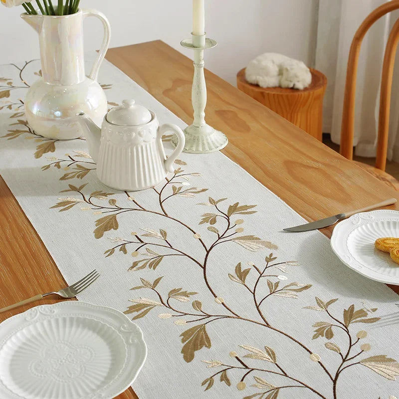 Chemin de table coton lin brodé fleuri pompons - vue 4 sur 5