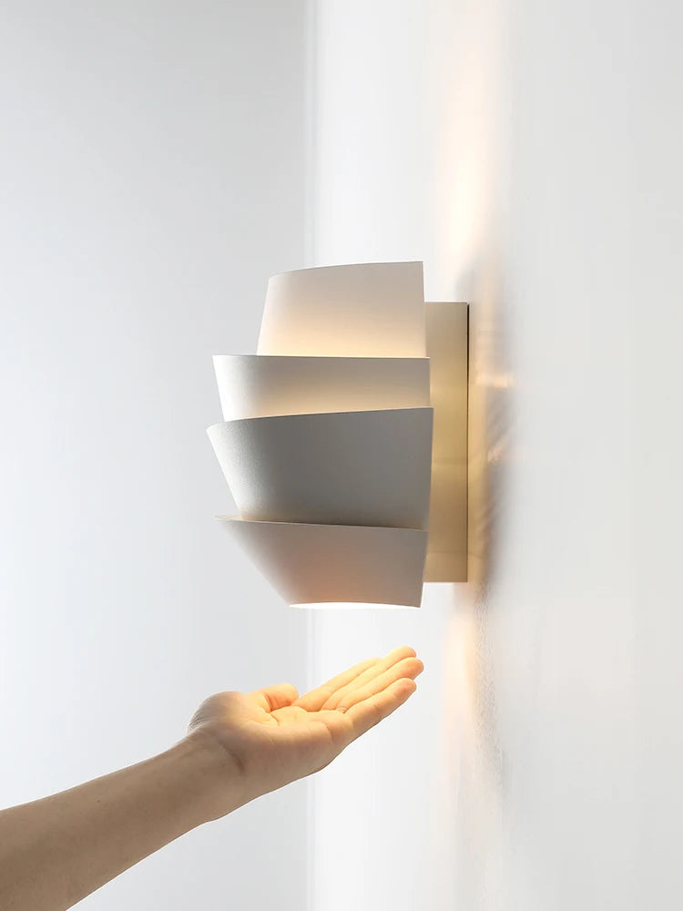 Applique murale LED en forme de pomme de pin en métal blanc - vue 3 sur 7