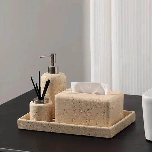 bouteille de désinfectant et accessoires de salle de bain luxe - vue 3 sur 19