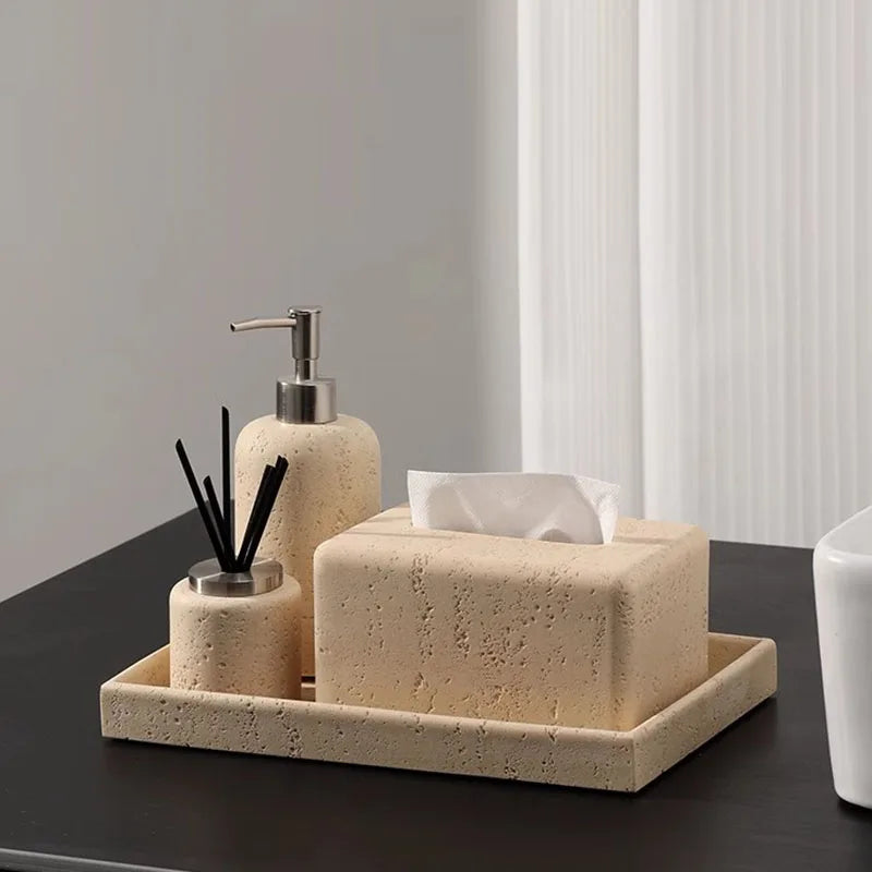 bouteille de désinfectant et accessoires de salle de bain luxe - vue 2 sur 19