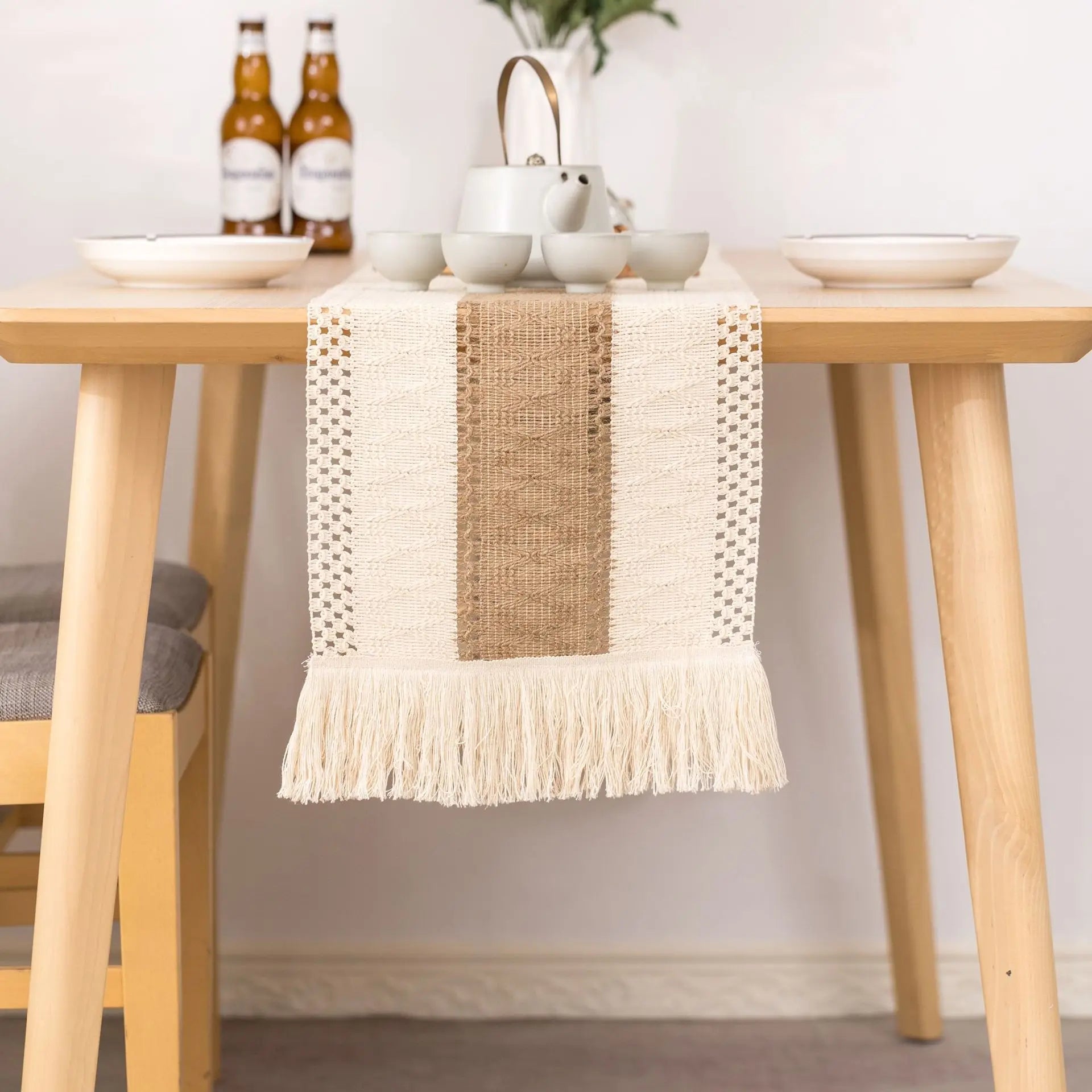 Chemin de table bohème crème motifs géométriques pompons