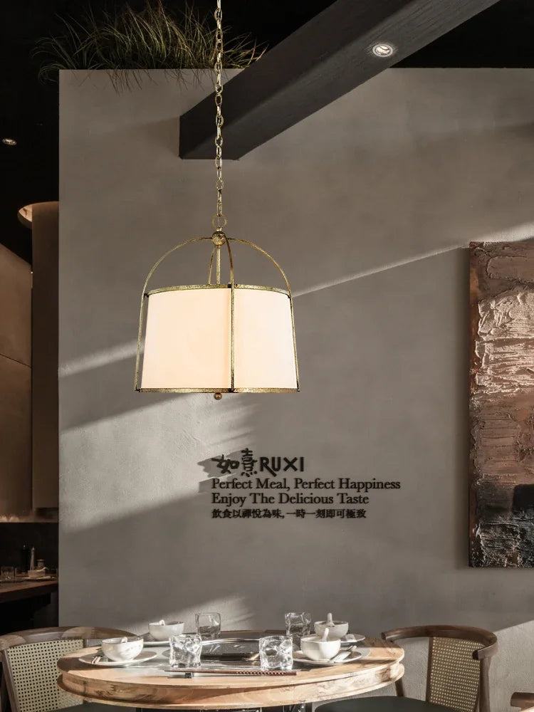 suspension dorée et noire pour restaurant japonais moderne - vue 2 sur 9