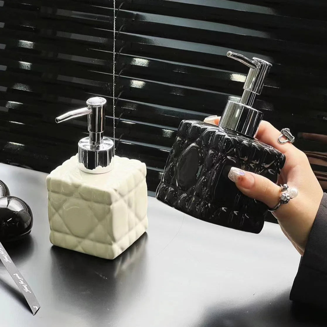 distributeur de shampoing luxe rechargeable pour salle de bain - vue 1 sur 6
