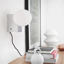 applique murale minimaliste en métal avec ampoule en verre