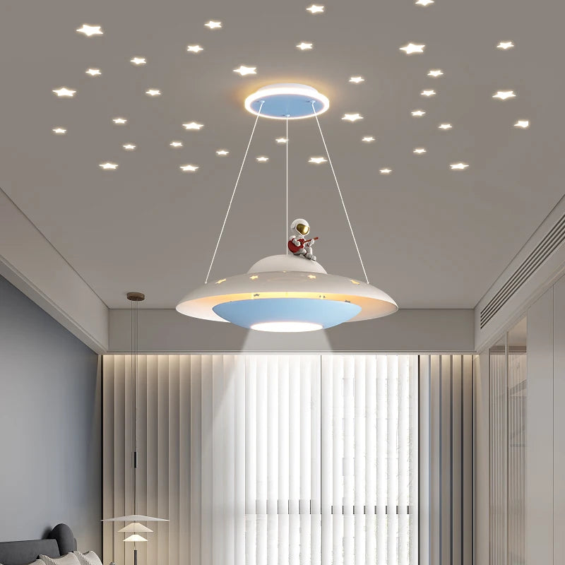 lustre créatif en forme d'ovni pour chambre d'enfant étoilé - vue 3 sur 12