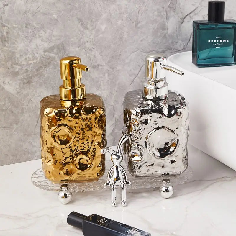 bouteille en céramique dorée décor lune pour lotion - vue 2 sur 11
