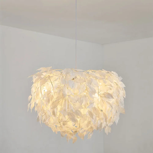 lustre en feuilles plastiques pour une ambiance romantique et décorative - vue 3 sur 8