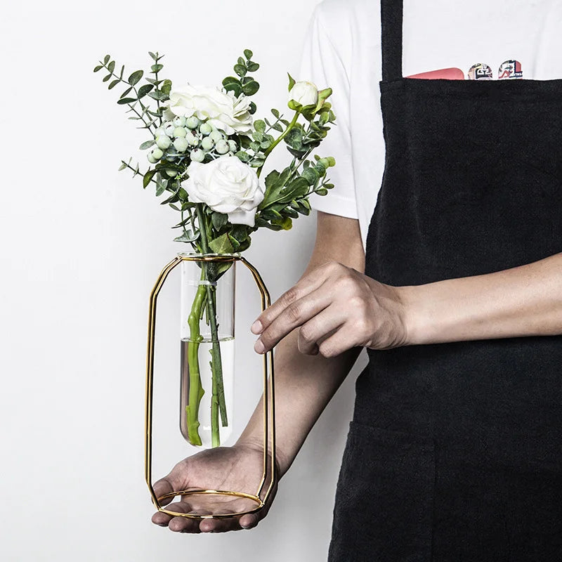 vase géométrique en métal forgé pour décoration moderne - vue 4 sur 8