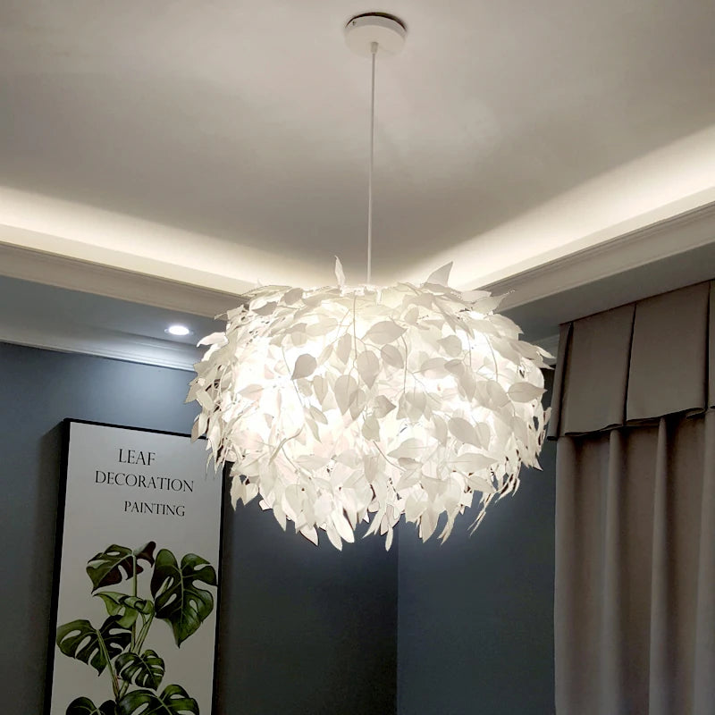 lustre en feuilles plastiques pour une ambiance romantique et décorative - vue 6 sur 8