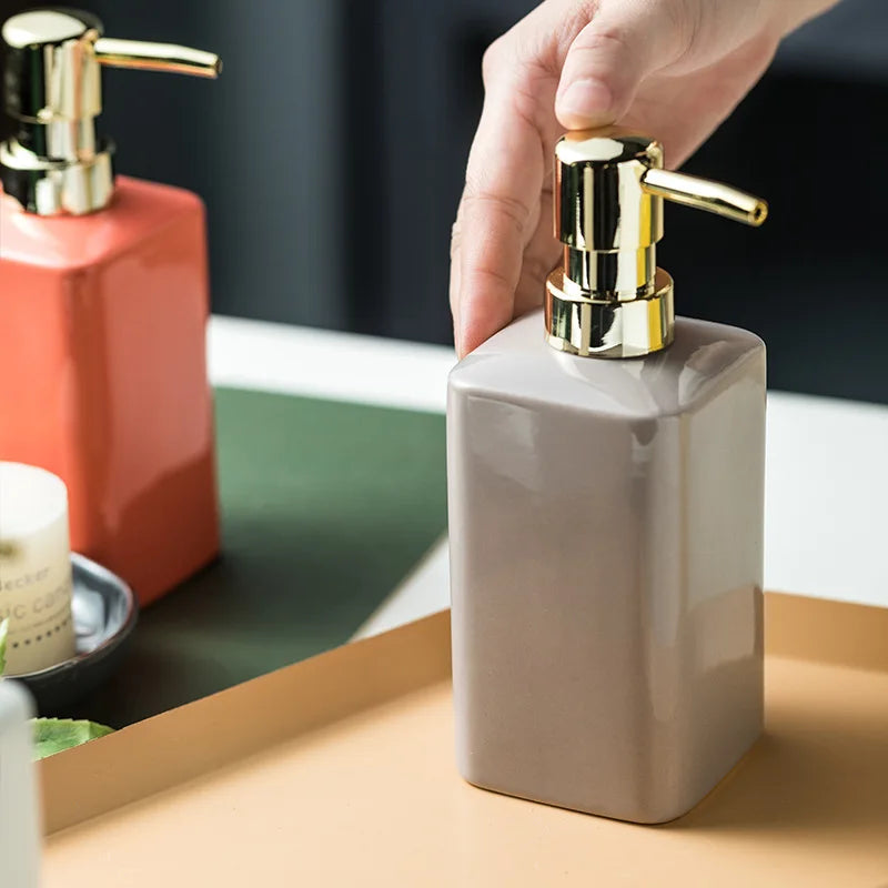 distributeur de savon en céramique pour salle de bain moderne - vue 3 sur 11