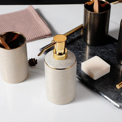 distributeur de savon en céramique et accessoires de salle de bain dorés - vue 6 sur 10