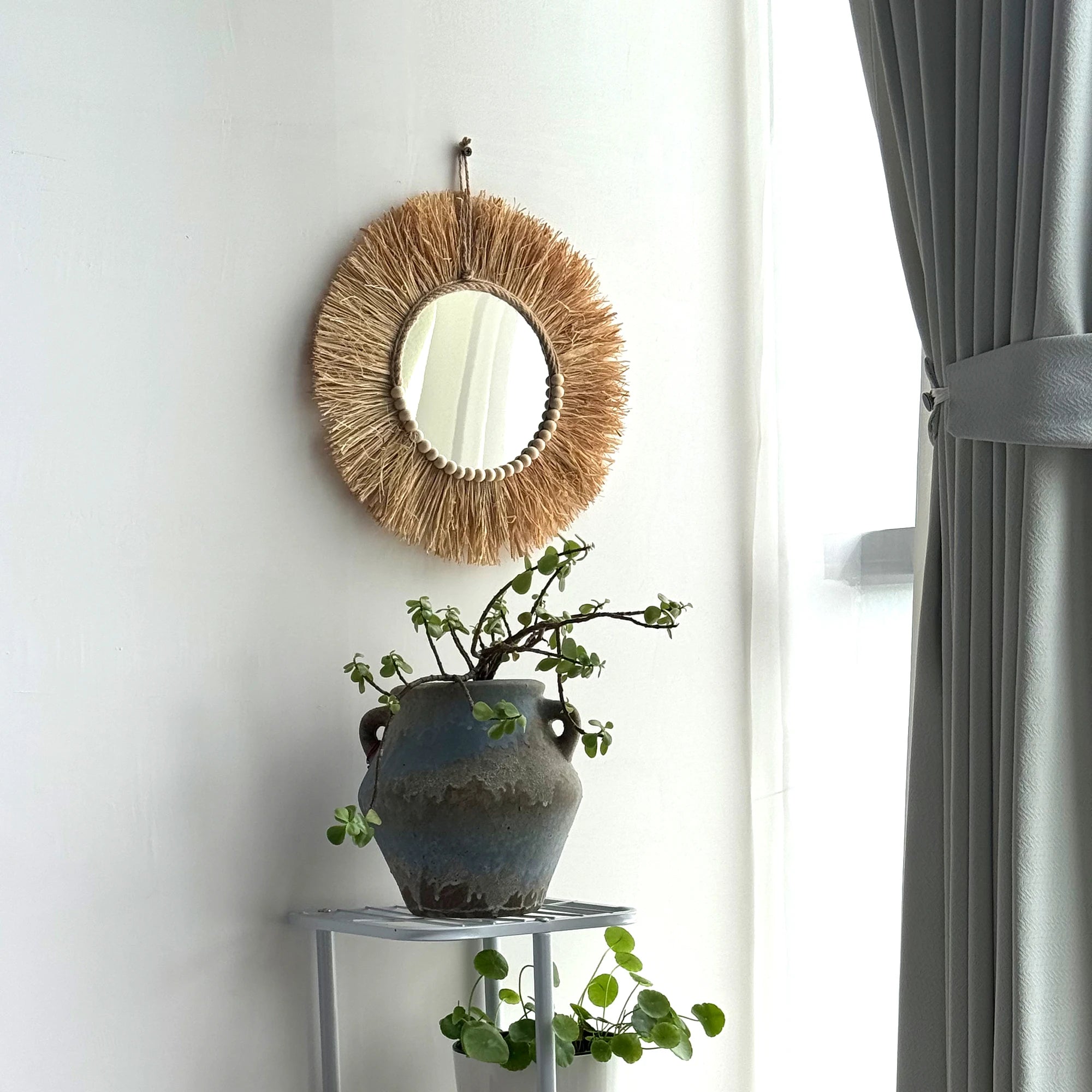 miroir mural bohème en raphia fait main avec perles en bois - vue 2 sur 5