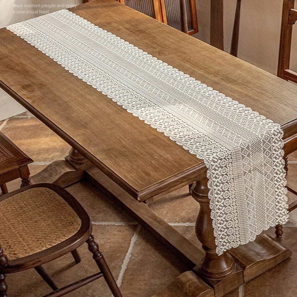Chemin de table dentelle ajourée style vintage romantique - vue 4 sur 7